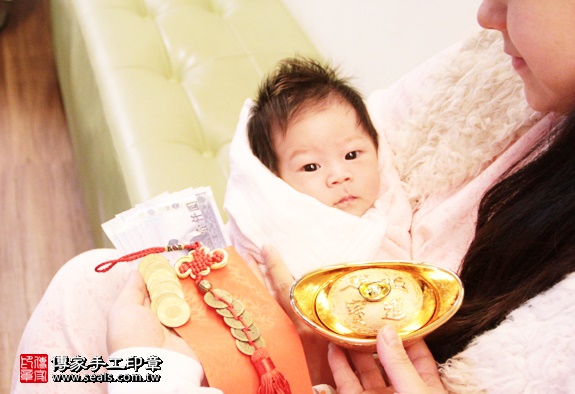 剃胎毛、滿月剃頭、嬰兒剃頭、嬰兒理髮、嬰兒剃髮、嬰兒剃胎毛、嬰兒滿月剃頭、寶寶剃頭、剃胎毛儀式、剃胎毛吉祥話、滿月剃頭儀式、滿月剃頭吉祥話、寶寶剃胎毛、寶寶滿月剃頭理髮、 新北蘆洲區剃胎毛、新北蘆洲區滿月剃頭、 新北蘆洲區嬰兒剃頭剃胎毛、新北蘆洲區嬰兒理髮、新北蘆洲區嬰兒剃髮、尹寶寶(新北蘆洲區到府嬰兒寶寶滿月剃頭理髮、免費到府嬰兒剃胎毛儀式吉祥話)。到府剃頭剃胎毛主持、專業拍照、DVD光碟、證書。★購買「臍帶章、肚臍章、胎毛筆刷印章」贈送：剃頭、收涎、抓周，三選一。2016.01.10 照片15